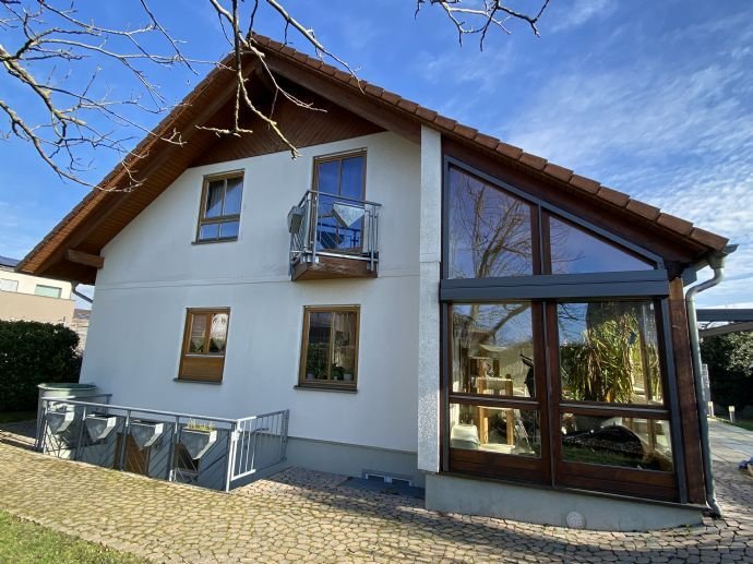 Tolle Wohnlage in Efringen-Kirchen! Schönes Einfamilienwohnhaus mit Wintergarten und Carport!