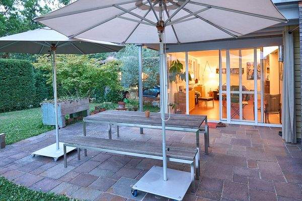 Erdterrasse vor Wohnzimmer