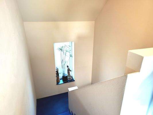 45) Treppenhaus mit Fenster.jpg