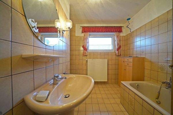 helles Badezimmer mit Wanne