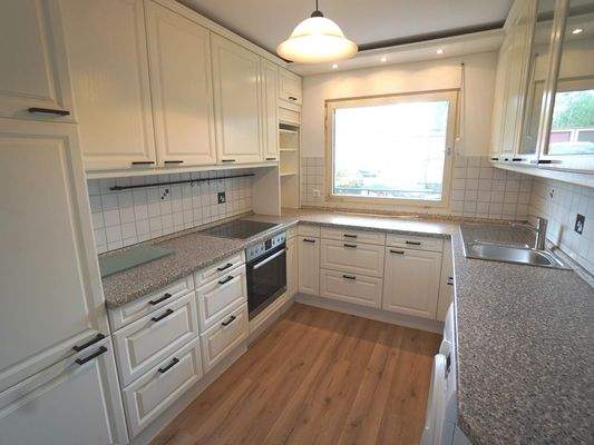 Küche mit Einbauten und Gerätschaften