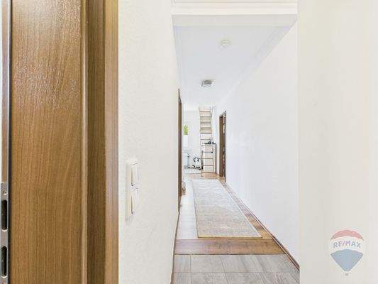 Flur OG mit Aufgang DG