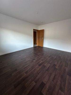 Leerer Raum mit Holzboden