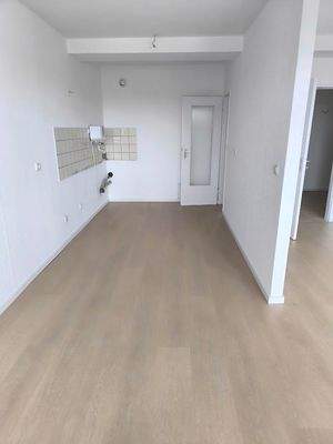 Leere Küche mit Parkettboden