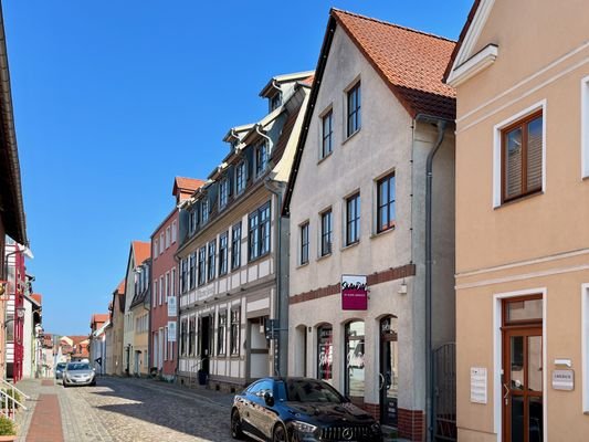 Sanierte verkehrsberuhigte Gasse in Warens Altstadt