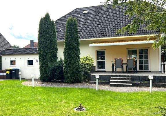 Rückansicht mit Terrasse 