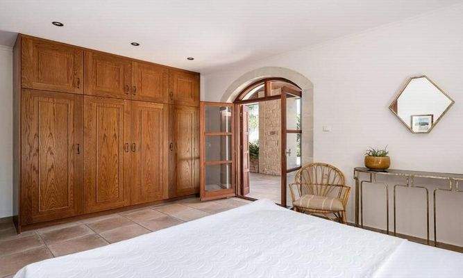 Kreta, Kournas: Luxuriöse Steinvilla mit Meer- und Bergblick