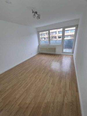 Leerer Wohnraum mit Balkon