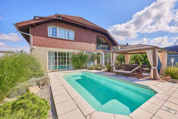 Garten mit großzügigem Pool