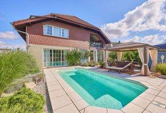 Garten mit großzügigem Pool