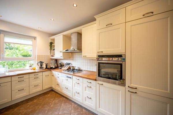 Großer Küchenbereich mit Gasherd