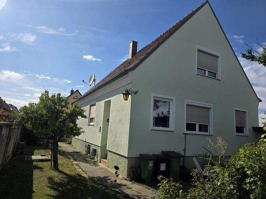 01_Aussenansicht_Haus3.jpg – Außenansicht mit Vorg