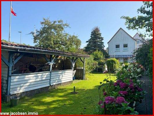 Gartenansicht mit Blick auf das Hinterhaus