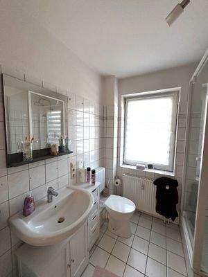 Badezimmer mit Fenster