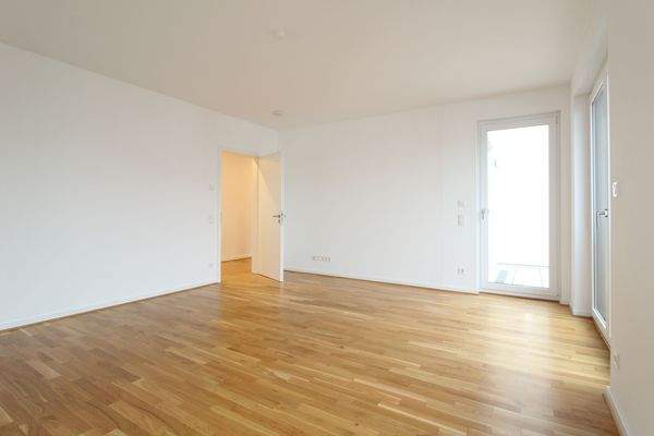 Leerer Wohnraum mit Parkett