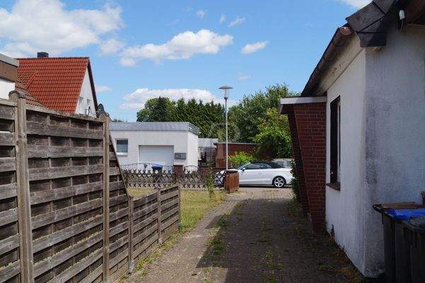 Einfahrt und Zuwegung Haus dahinter