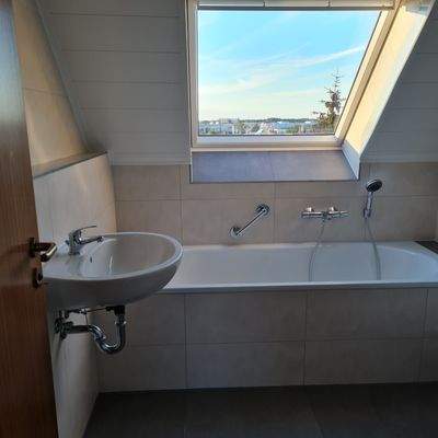 Bade mit Wanne im oberen Bereich