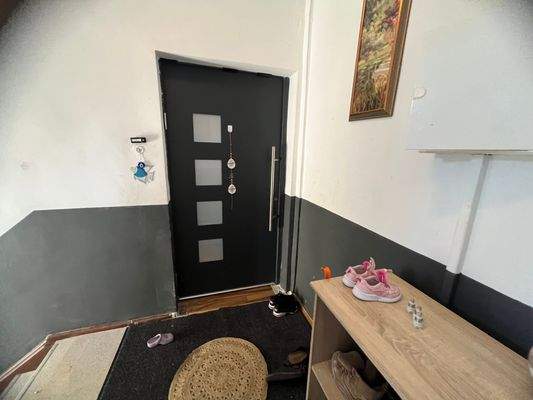 1.OG li Wohnungseingangstür 