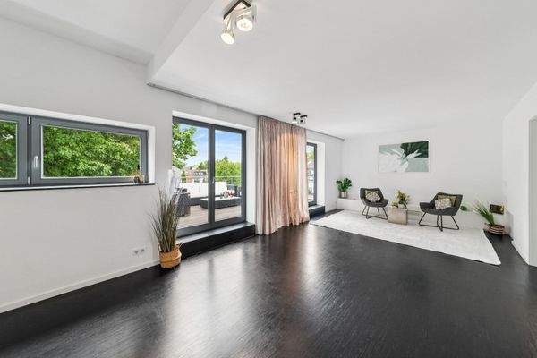 Wohnen mit dunkel lasiertem Echtholzboden