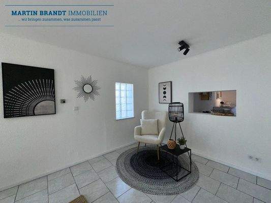 Arbeits- oder Esszimmer mit Durchreiche