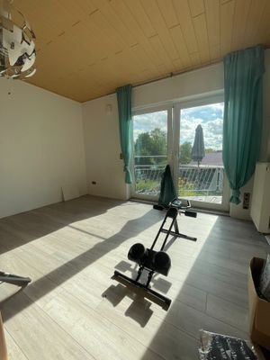 sonniges Zimmer mit Balkonzugang 