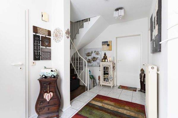 Großzügiger, lichtdurchfluteter Eingangsbereich