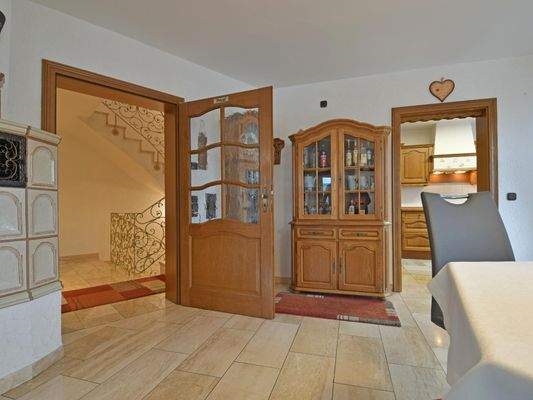 Auf gleicher Wohnebene gelangen Sie über das Treppenhaus....