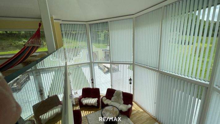 Blick von der Galerie in das Wohnzimmer