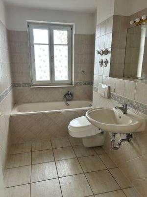 Tageslichtbad mit Wanne