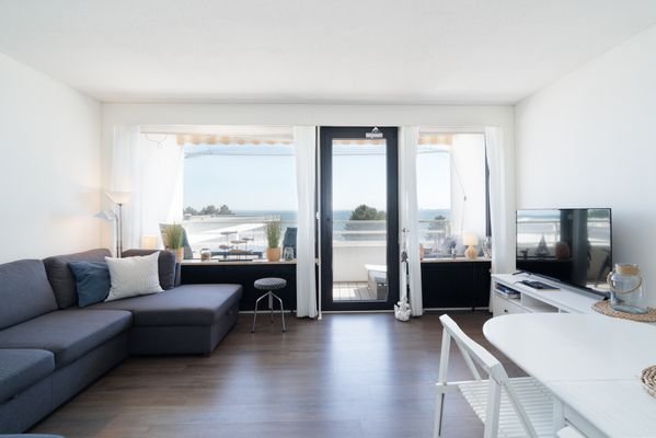 Wohnzimmer - Blick auf den Balkon