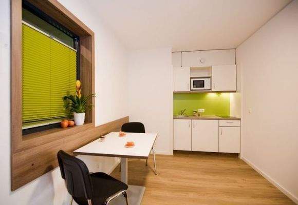 vollausgestattete Küche mit Essecke