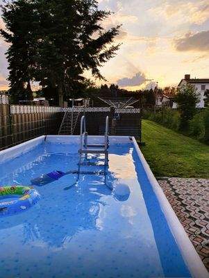 Pool bei Sonnenuntergang.jpg