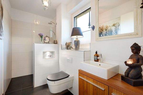 Gäste-WC mit Dusche im Erdgeschoss