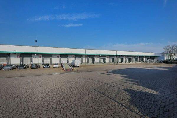 Laderampen und Parkplatz