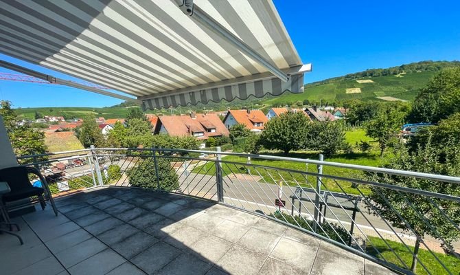 Großer Balkon mit Markise