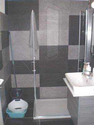 modernes neues Badezimmer 