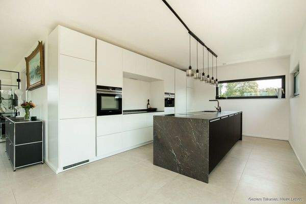 Küche mit Vorratsschrank