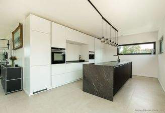 Küche mit Vorratsschrank