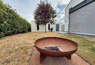 Zugang über Terrasse seitlich zur Garage