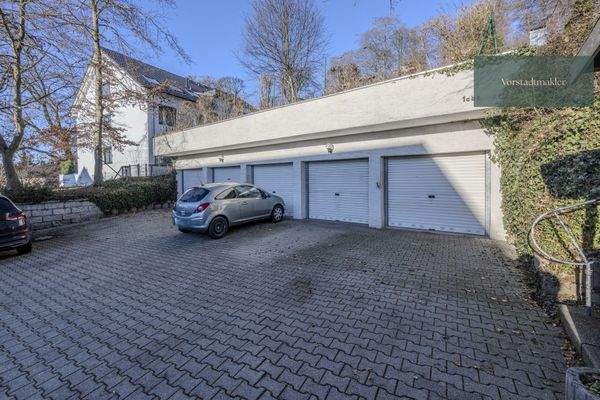 Garagen und Vorplatz