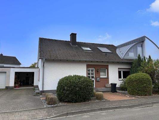 Straßenansicht / Haus mit Garage