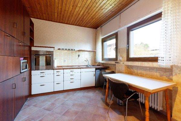 Küche mit Abstellraum