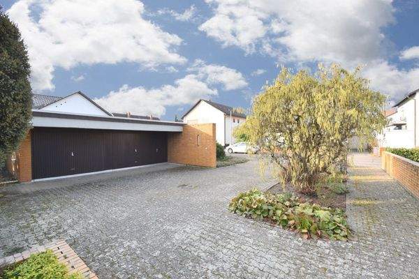 Zufahrt mit Doppelgarage