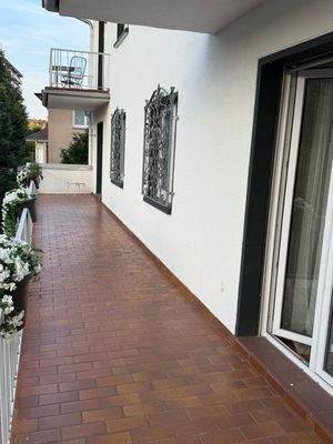 Großzügiger Designerbalkon mit hochwertiger Klinkerboden-Verlegung und dekorativen Kunstfenstern - Ihr privates Refugium mit Weitblick!