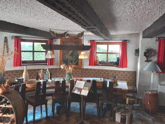 Partykeller mit großem Tisch