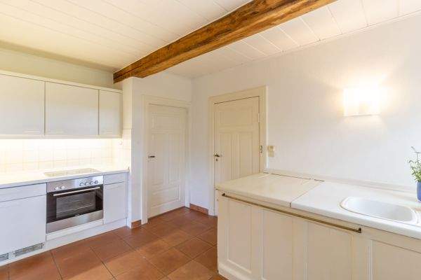  Küche mit Zugang zum Teilkeller