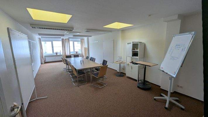 großer Besprechuungsraum mit Klimaanlage