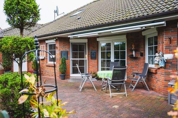 Teilüberdachte Terrasse mit Markise