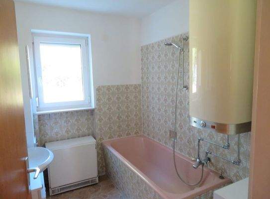 13-Erdgeschoss-älteres Bad.JPG