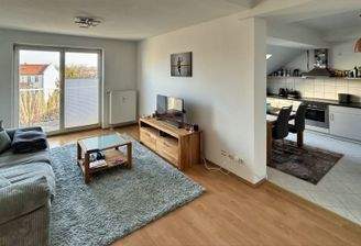 Wohnzimmer/ Blick in die Küche